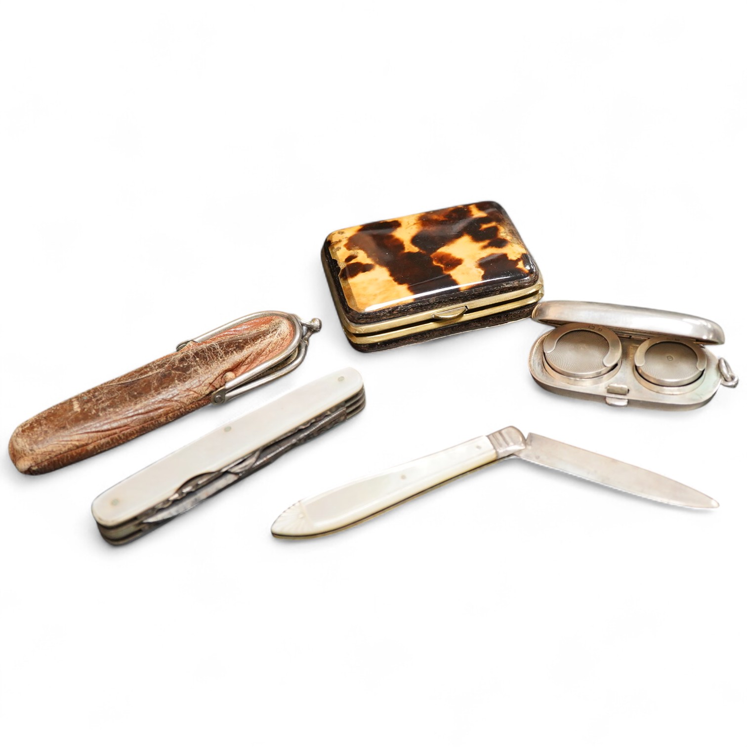 An Edwardian silver sovereign/half sovereign case, William Neale & Sons, Chester, 1906, 61mm, together with a mother of pearl handled silver fruit knife, a tortoiseshell purse and a shell mounted pen knife.